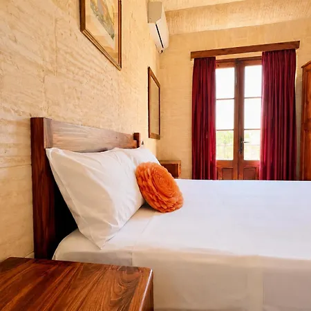 Two Connected In Gozo With 2 Private Pools Rooftops And Bbq Sleeps 16 Nyaraló *