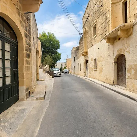 Two Connected In Gozo With 2 Private Pools Rooftops And Bbq Sleeps 16 Għarb