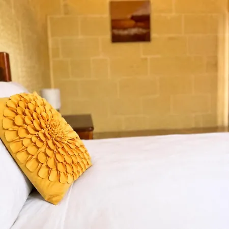 Two Connected In Gozo With 2 Private Pools Rooftops And Bbq Sleeps 16 Nyaraló *