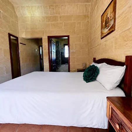 Two Connected In Gozo With 2 Private Pools Rooftops And Bbq Sleeps 16 Nyaraló *