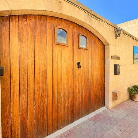 Nyaraló Two Connected In Gozo With 2 Private Pools Rooftops And Bbq Sleeps 16 Għarb