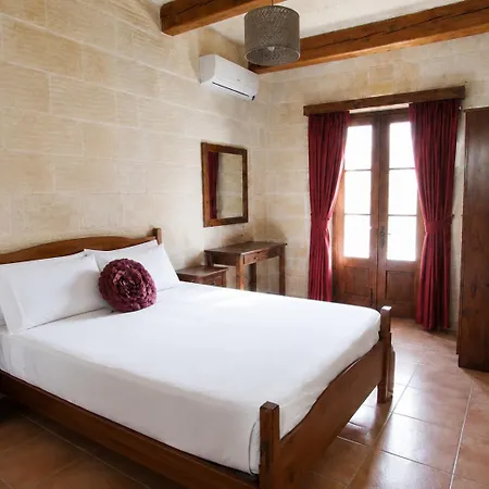 Two Connected In Gozo With 2 Private Pools Rooftops And Bbq Sleeps 16 Nyaraló *