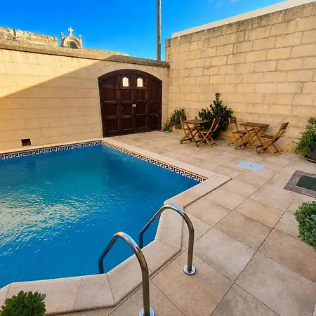 Nyaraló Two Connected In Gozo With 2 Private Pools Rooftops And Bbq Sleeps 16 Għarb