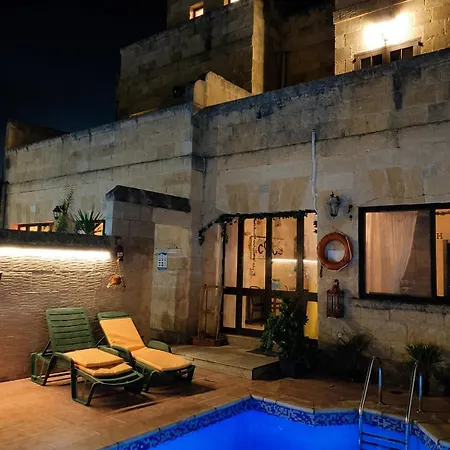 Two Connected In Gozo With 2 Private Pools Rooftops And Bbq Sleeps 16 Nyaraló *