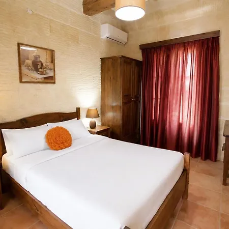 Two Connected In Gozo With 2 Private Pools Rooftops And Bbq Sleeps 16 Nyaraló *