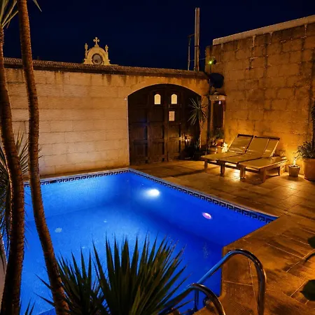 Two Connected In Gozo With 2 Private Pools Rooftops And Bbq Sleeps 16 Nyaraló Għarb