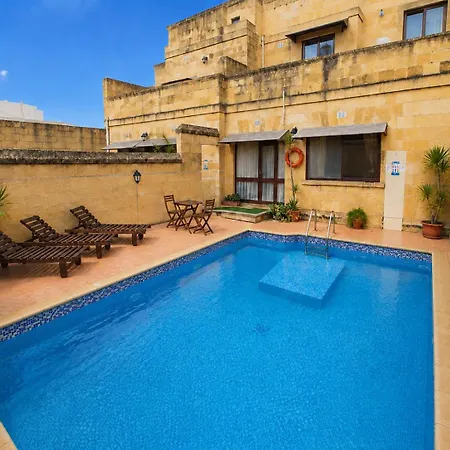 Two Connected In Gozo With 2 Private Pools Rooftops And Bbq Sleeps 16 Nyaraló *