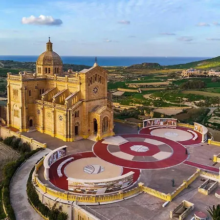 Nyaraló Two Connected In Gozo With 2 Private Pools Rooftops And Bbq Sleeps 16
